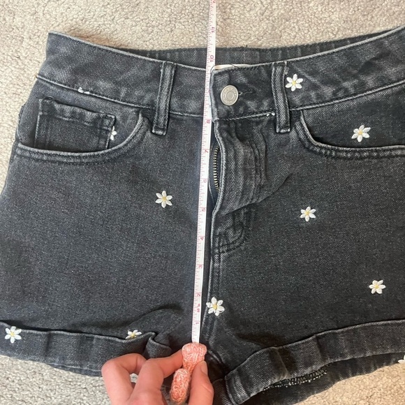 Pacsun Women 25 Short Mom Relaxed Black Denim Daisy Floral Embroidery High Rise - Picture 6 of 12